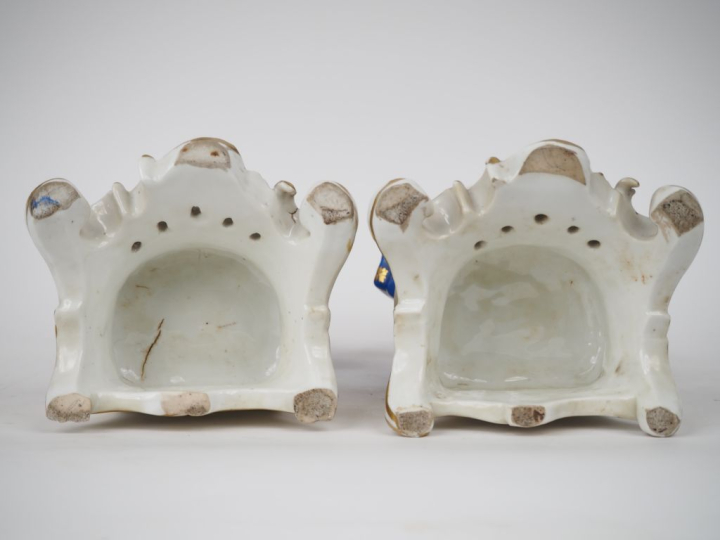 Paire de sujets XIXème en porcelaine polychrome de Paris, "élégants du