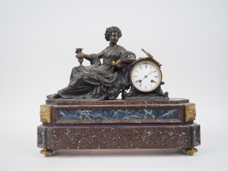 Vente aux enchères Pendule en bronze Napoléon III figurant une bacchanale sur un socle en