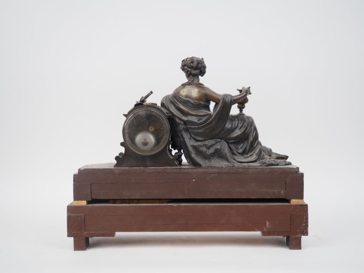 Pendule en bronze Napoléon III figurant une bacchanale sur un socle en