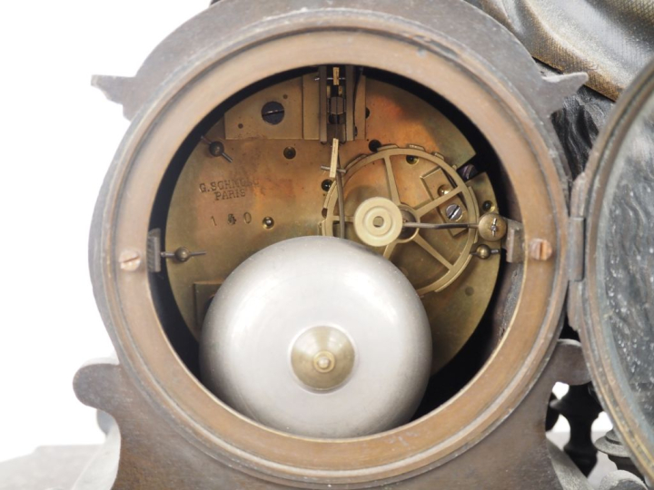 Pendule en bronze Napoléon III figurant une bacchanale sur un socle en