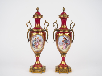 Vente aux enchères Paire de vases couverts en porcelaine polychrome dans le goût de Sèvre