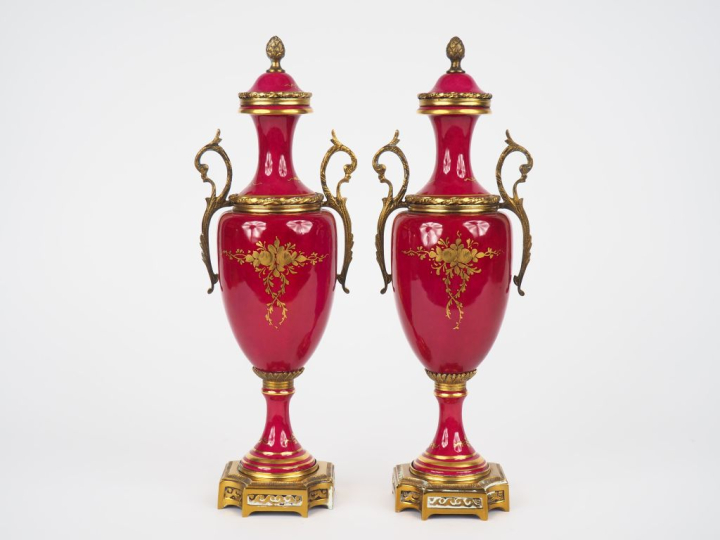 Paire de vases couverts en porcelaine polychrome dans le goût de Sèvre