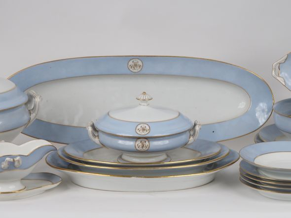 Partie de service de table Napoléon III en porcelaine de Paris à décor