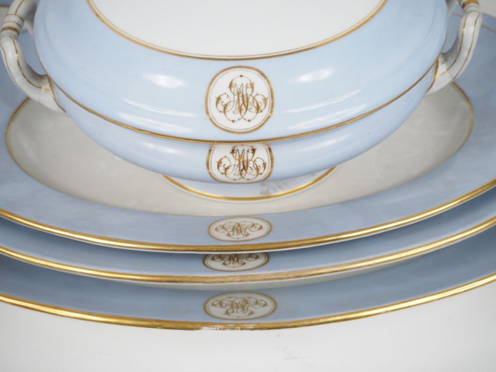 Partie de service de table Napoléon III en porcelaine de Paris à décor