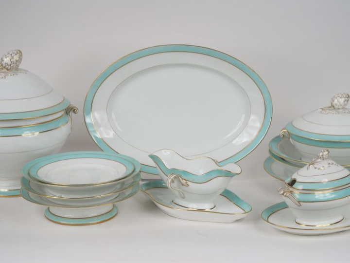 Manufacture FEUILLET à Paris. Partie de service de table en porcelaine