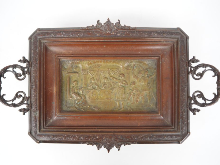 Henri PLE Plateau en bronze double patine agrémenté d'un bas relief fi