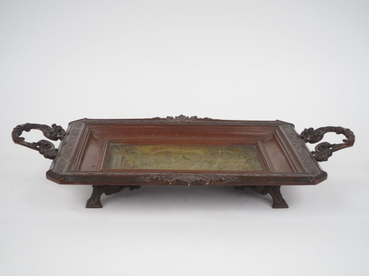 Henri PLE Plateau en bronze double patine agrémenté d'un bas relief fi