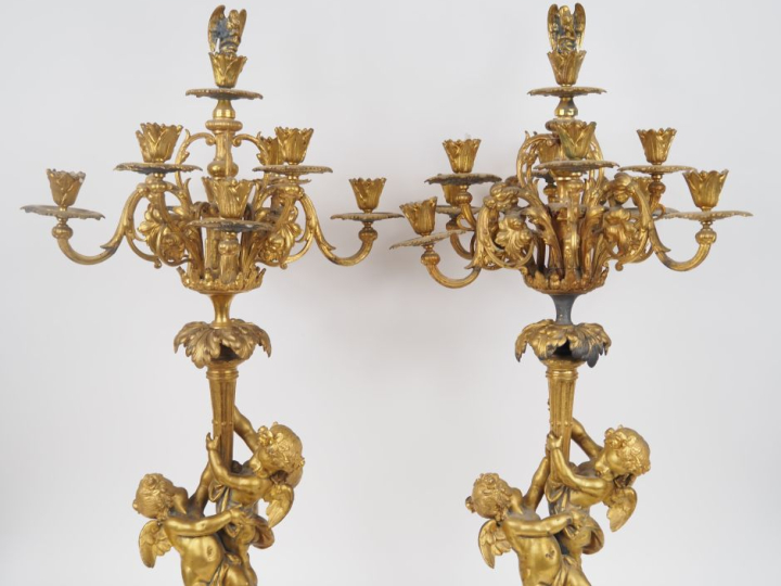 Paire de candélabres Napoléon III de style Louis XVI en régule doré à 