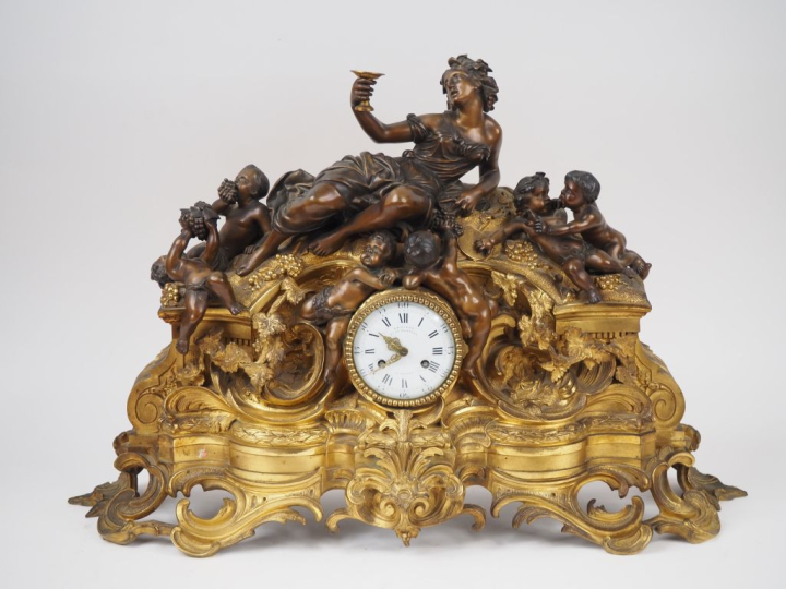 Pendule Napoléon III de style Louis XVI à patine brune et dorée à déco