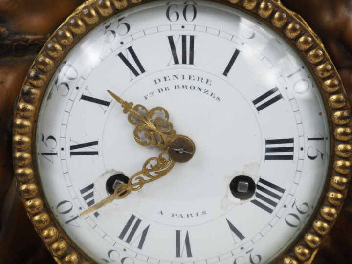 Pendule Napoléon III de style Louis XVI à patine brune et dorée à déco