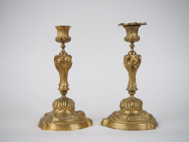 Paire de bougeoirs Napoléon III de style Louis XV en bronze doré à déc