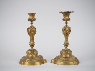 Vente aux enchères Paire de bougeoirs Napoléon III de style Louis XV en bronze doré à déc