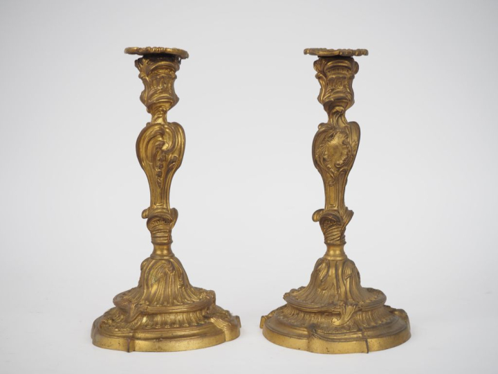 Paire de bougeoirs Napoléon III de style Louis XV en bronze doré à déc