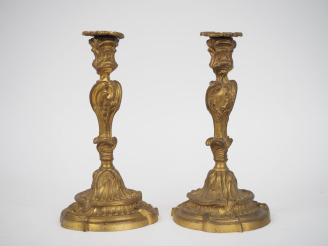 Vente aux enchères Paire de bougeoirs Napoléon III de style Louis XV en bronze doré à déc