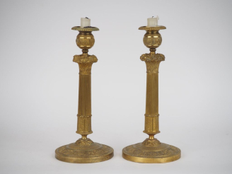Vente aux enchères Paire de bougeoirs de style Louis XVI en bronze doré à décor de corbei