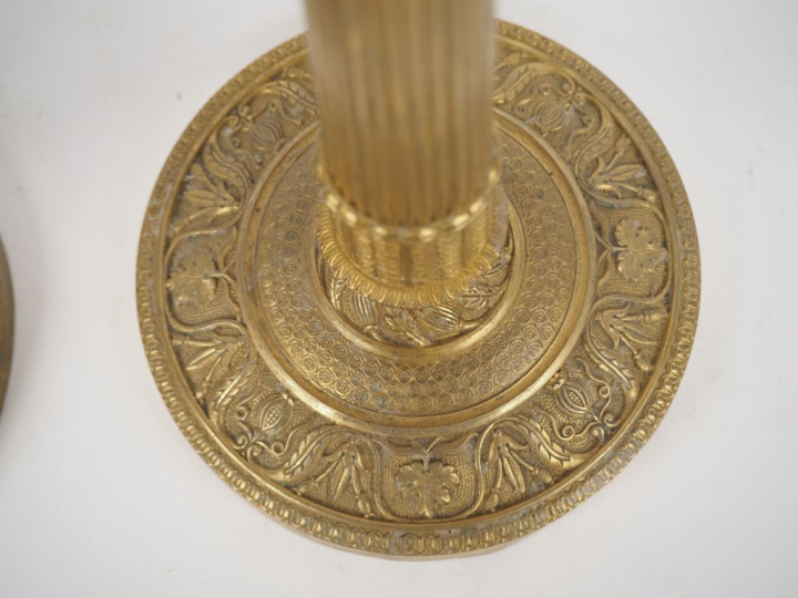 Paire de bougeoirs de style Louis XVI en bronze doré à décor de corbei