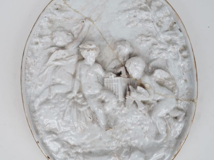 Grande plaque murale XIXème en céramique craquelée à décor en reliefs 