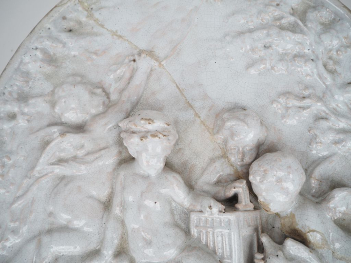 Grande plaque murale XIXème en céramique craquelée à décor en reliefs 