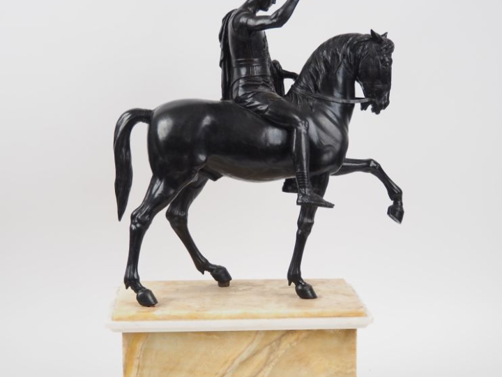 Ecole française XIXème. Sculpture équestre de Marc-Aurèle en bronze su