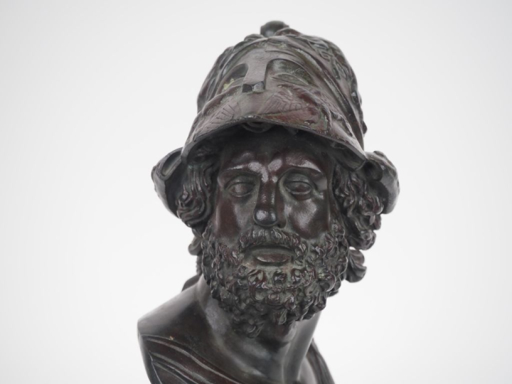 Ecole française XIXème. " Buste de Ménélas". Sculpture en bronze à pat