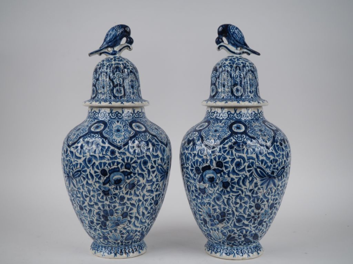 DELFT. Paire de potiches couvertes en faı̈ence à décor en camaı̈eu b