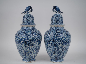 Vente aux enchères DELFT. Paire de potiches couvertes en faı̈ence à décor en camaı̈eu b