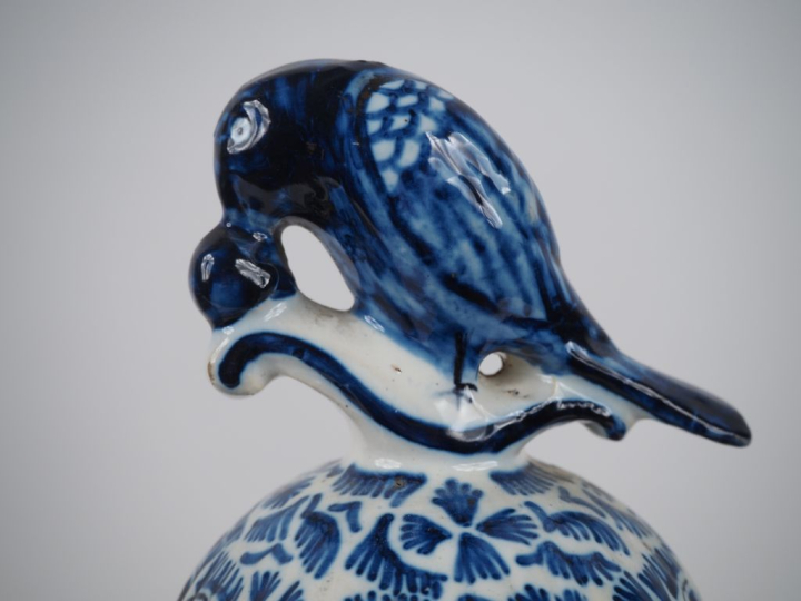 DELFT. Paire de potiches couvertes en faı̈ence à décor en camaı̈eu b