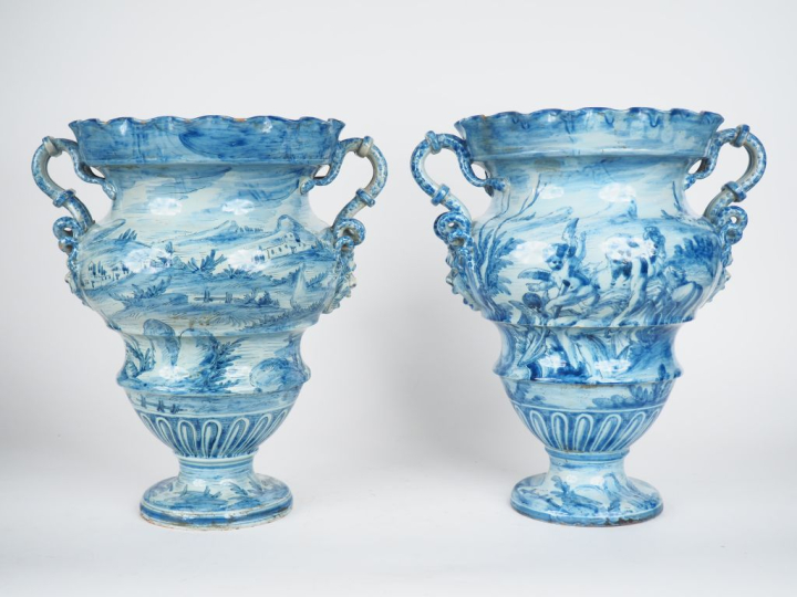 Paire de vases XIXème en faience de Savone décor en camaïeu bleu de pa