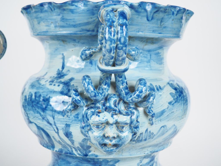 Paire de vases XIXème en faience de Savone décor en camaïeu bleu de pa