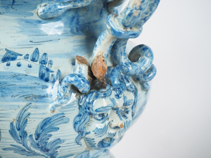 Paire de vases XIXème en faience de Savone décor en camaïeu bleu de pa