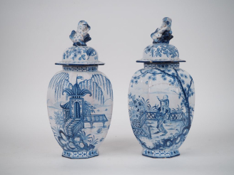 Vente aux enchères SAINT CLEMENT. Paire de vases XIXème en faience à décor bleu blanc de 