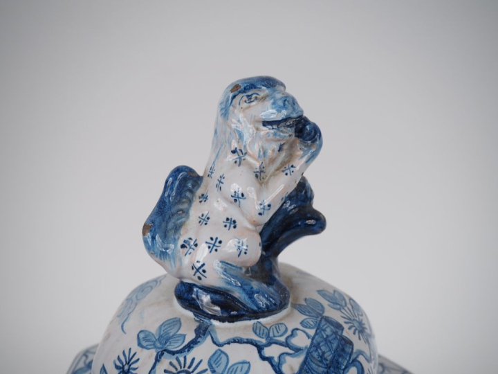 SAINT CLEMENT. Paire de vases XIXème en faience à décor bleu blanc de 