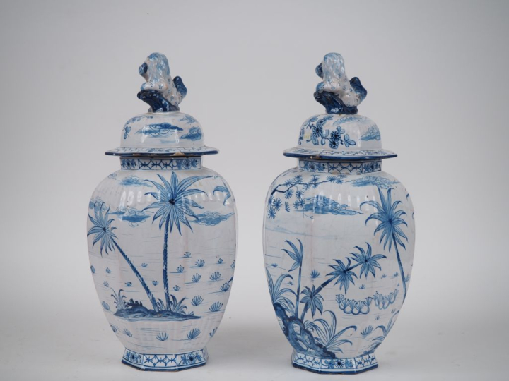 SAINT CLEMENT. Paire de vases XIXème en faience à décor bleu blanc de 