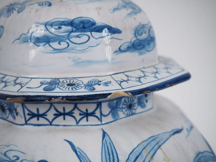 SAINT CLEMENT. Paire de vases XIXème en faience à décor bleu blanc de 