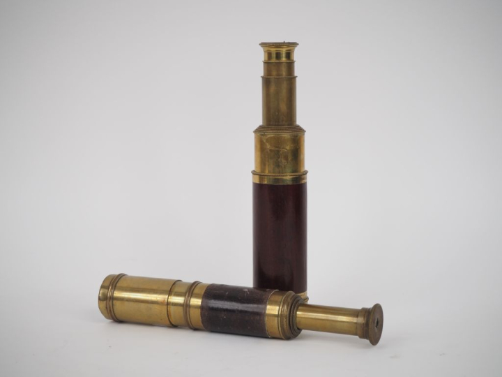 2 différentes longues vues XIXème en bois laiton et cuir. L. 41 cm. L.