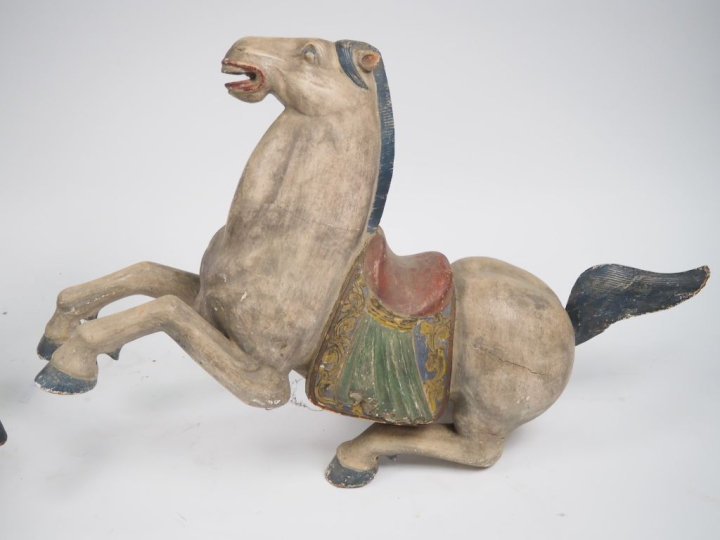 Paire de chevaux XIXème en bois sculpté polychrome. Dim. 67 x 102 x 31