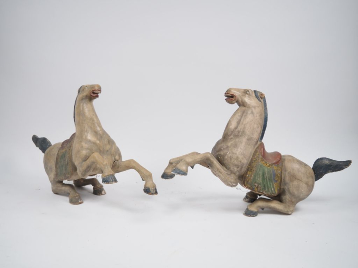 Paire de chevaux XIXème en bois sculpté polychrome. Dim. 67 x 102 x 31