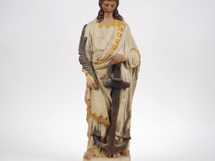 Ecole française XXème. "Sainte Philomène". Sculpture en terre cuite po