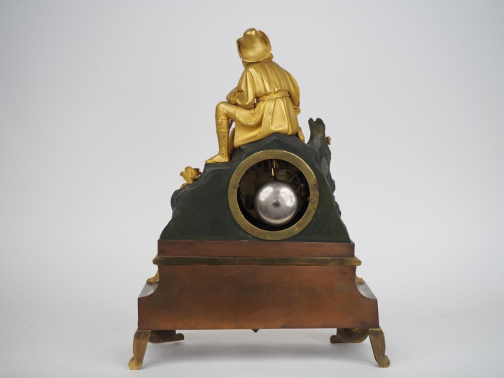 Pendule Restauration en bronze polychrome et doré à décor d'un berger 