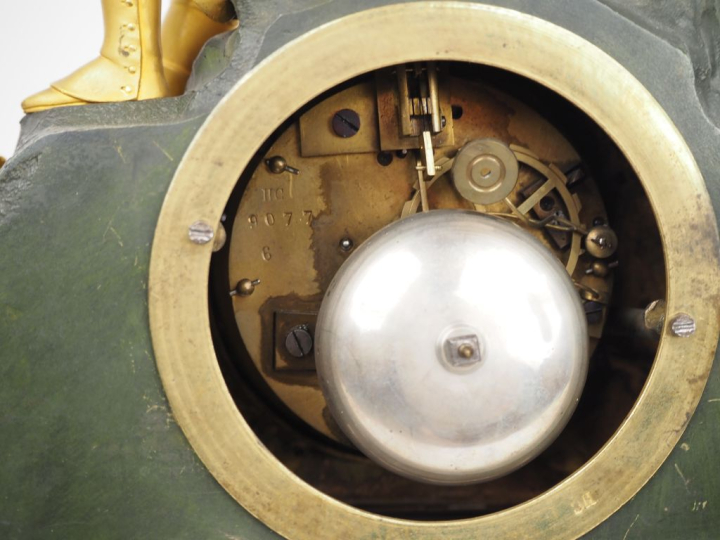 Pendule Restauration en bronze polychrome et doré à décor d'un berger 