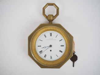 Vente aux enchères Pendulette d'alcove début XIXème en bronze et laiton. Cadran émaillé à