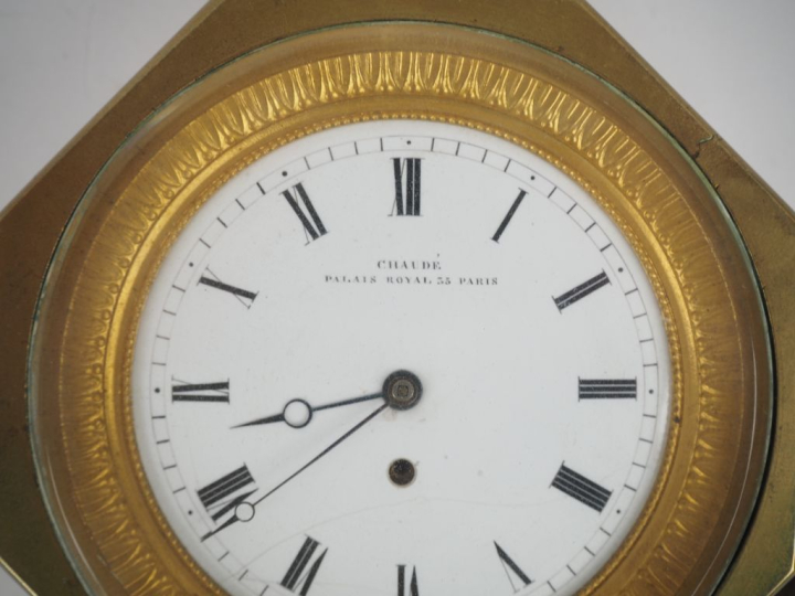 Pendulette d'alcove début XIXème en bronze et laiton. Cadran émaillé à