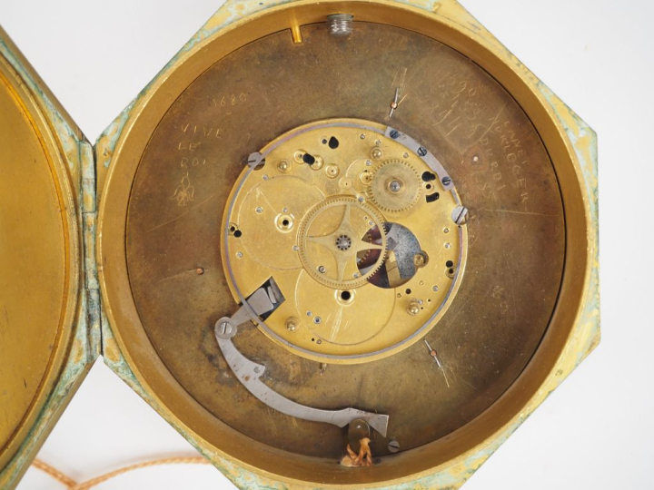 Pendulette d'alcove début XIXème en bronze et laiton. Cadran émaillé à