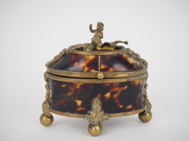 Coffret à odeurs de style Louis XVI en écaille et laiton à décor d'un 