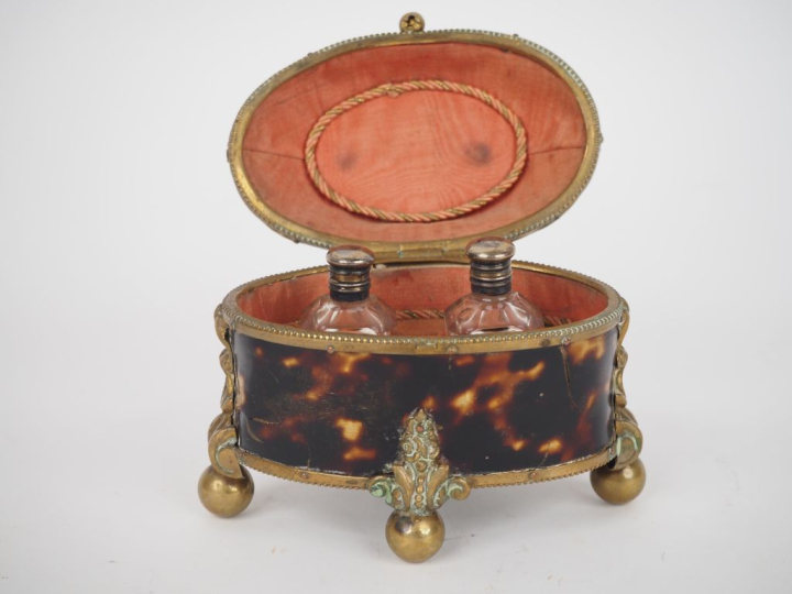 Coffret à odeurs de style Louis XVI en écaille et laiton à décor d'un 