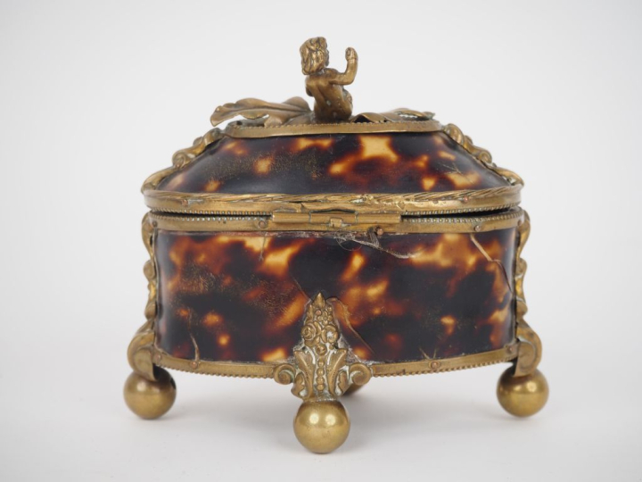 Coffret à odeurs de style Louis XVI en écaille et laiton à décor d'un 