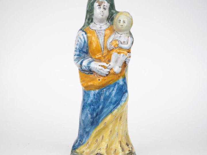 Vierge d'accouchée XIXème en faience polychrome. H. 28,5 cm. (Egrenure