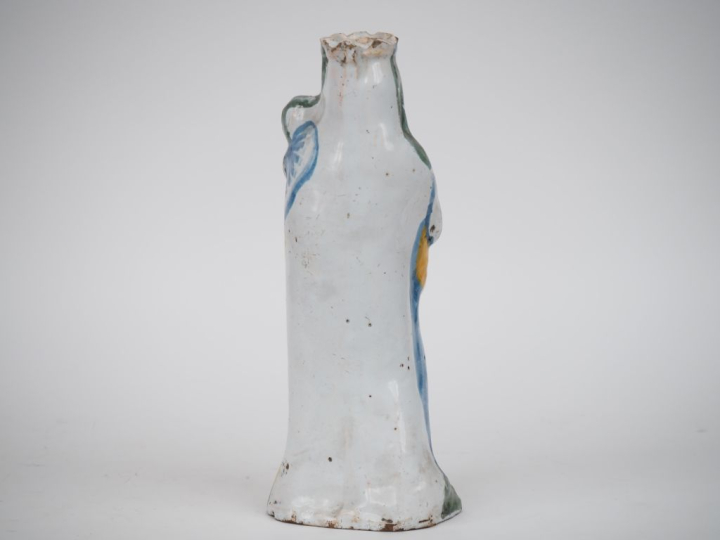 Vierge d'accouchée XIXème en faience polychrome. H. 28,5 cm. (Egrenure