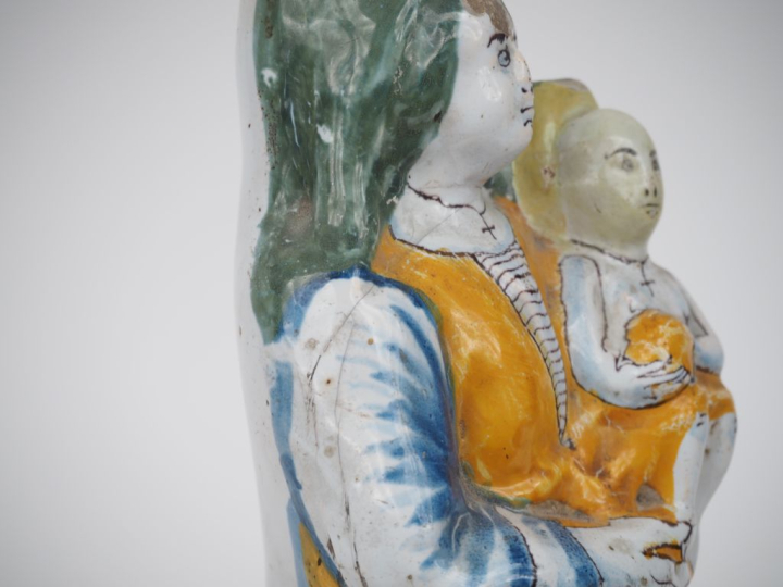 Vierge d'accouchée XIXème en faience polychrome. H. 28,5 cm. (Egrenure