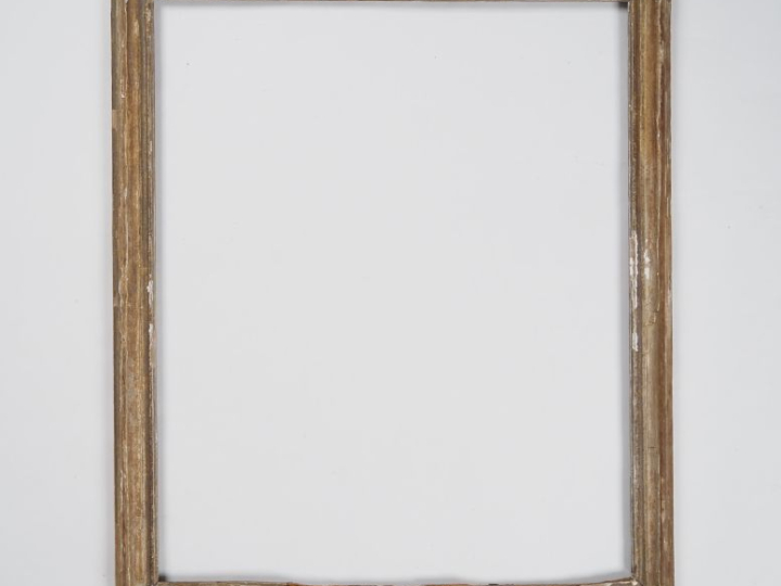 Cadre XVIIIème en bois mouluré sculpté et doré à décor en relief 